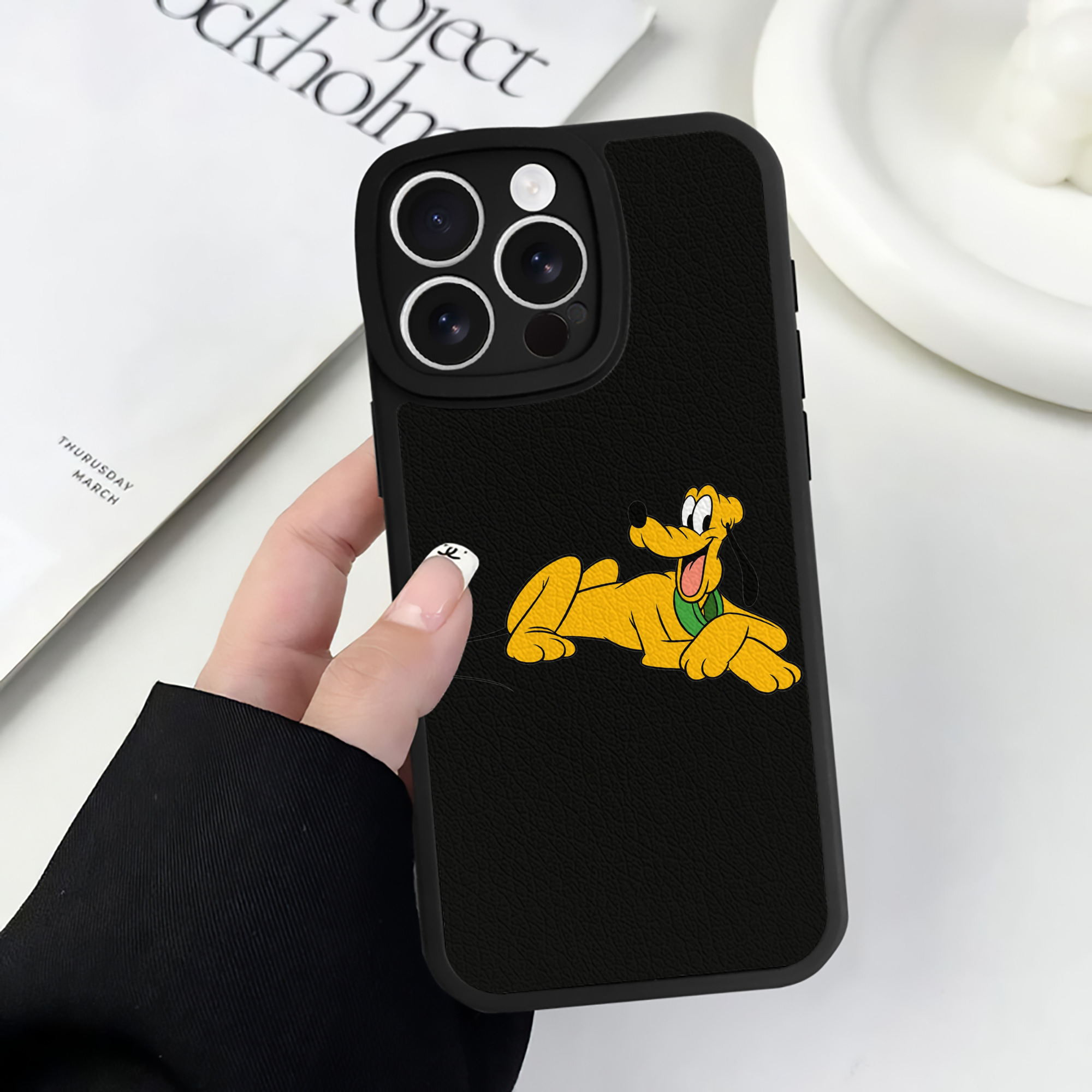 （画像用） ミッキーマウス Mickey Mouse 【iPhone 16シリーズ対応】シリコンスマホケース（レザー調） 材質：シリコン